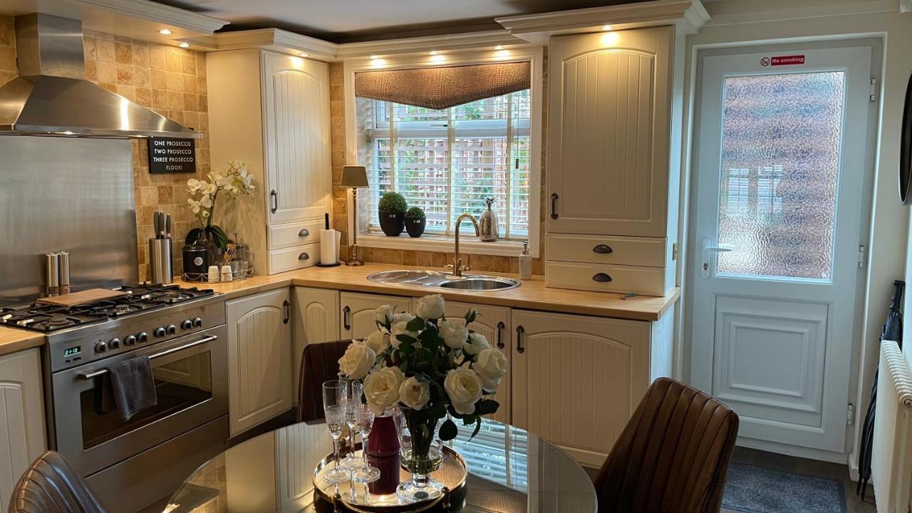Cosy - 2 Bedroom - High End Furnishings