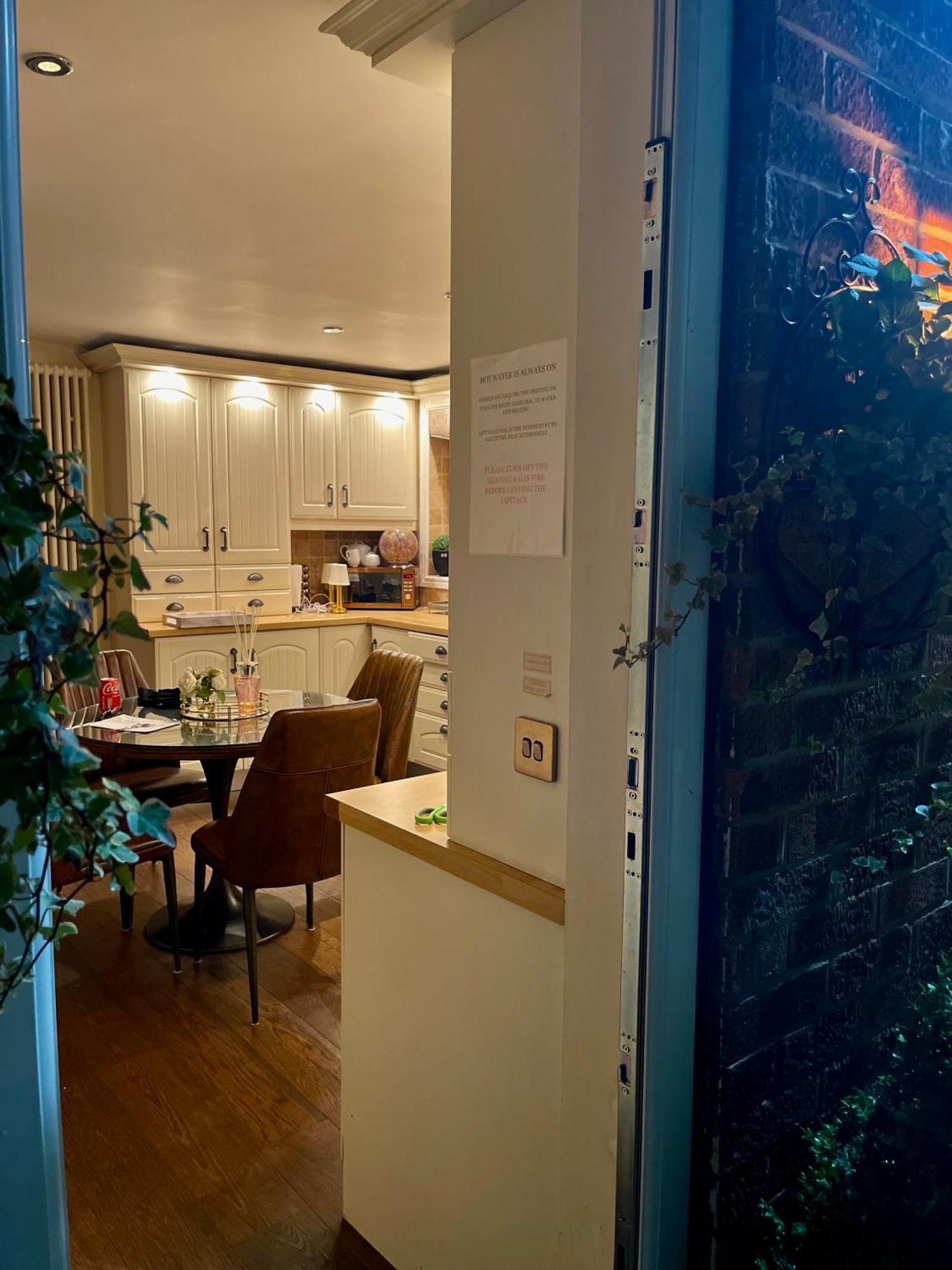Cosy - 2 Bedroom - High End Furnishings