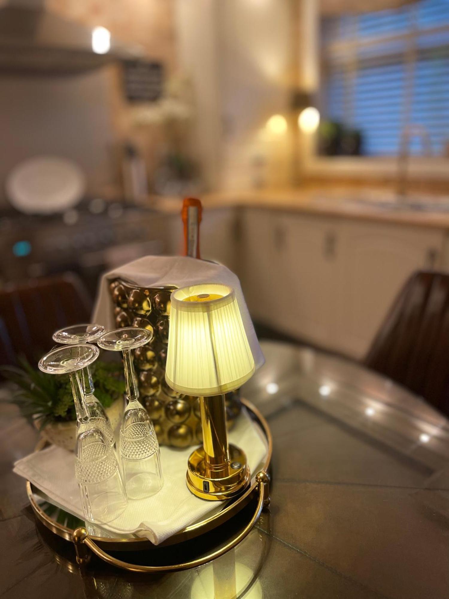 Cosy - 2 Bedroom - High End Furnishings *