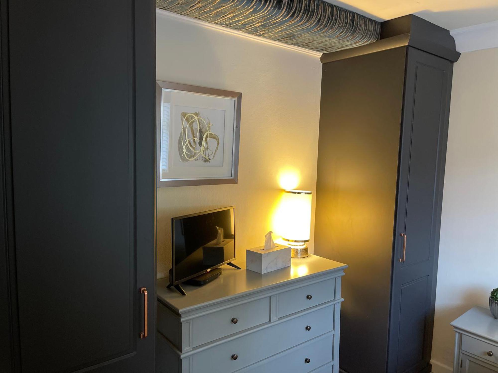 Cosy - 2 Bedroom - High End Furnishings *